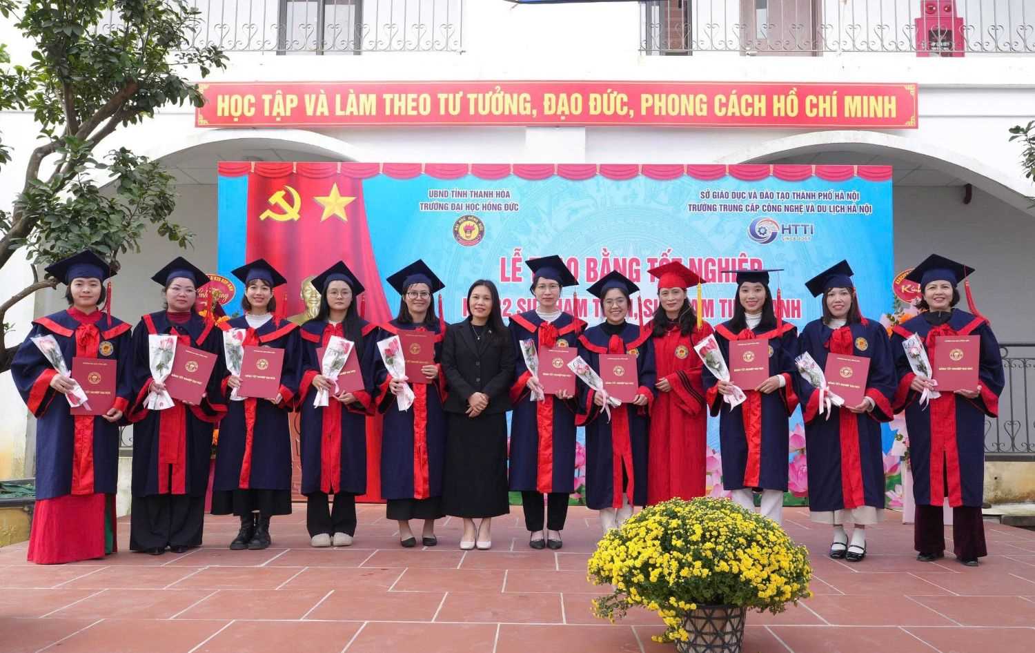 Lễ trao bằng tốt nghiệp đại học (liên kết) cho sinh viên liên thông, vừa làm vừa học tại Trường Trung cấp Công nghệ và Du lịch Hà Nội